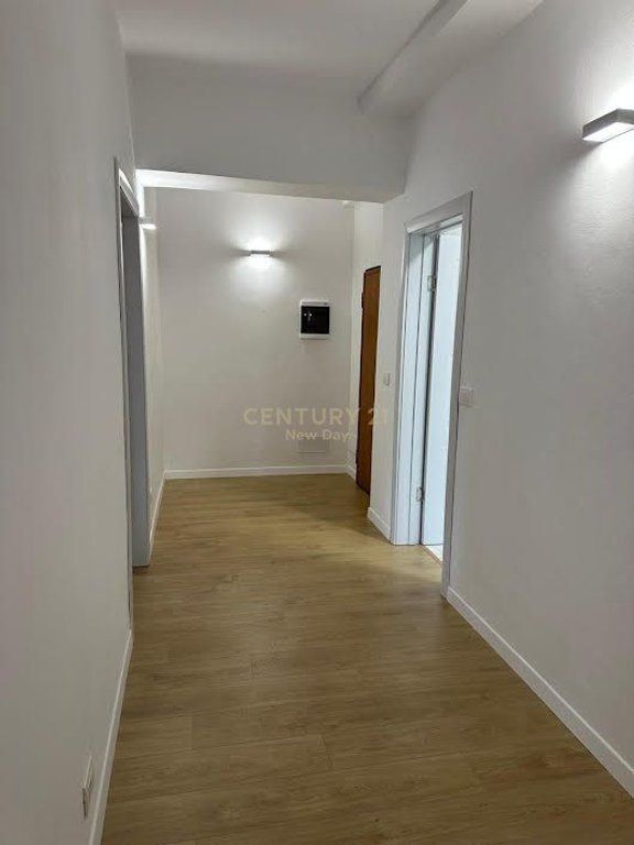 2+1 Per shitje prane Markates