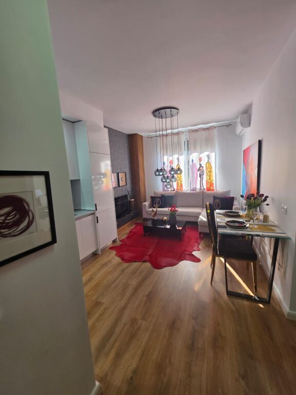 Shitet Apartament 1+1  Adresa : Mozaiku Tiranes  Kati 6  E mobiluar Siperfaqe 63 m2  Cmimi : 169,000 €