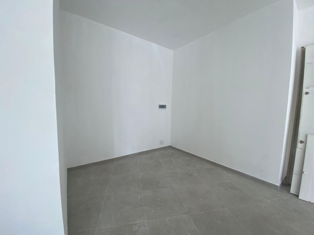 Jepet me qira dyqan ne katin perdhe tek Rruga e Elbasanit, shkolla Osman Myderizi pas Ambasades Amerikane