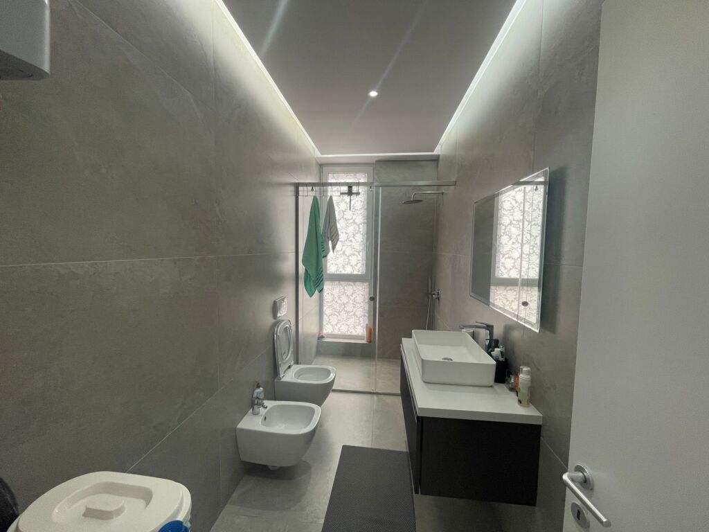 Vendesi appartamento 3+1+2 al Bulevardi i Ri