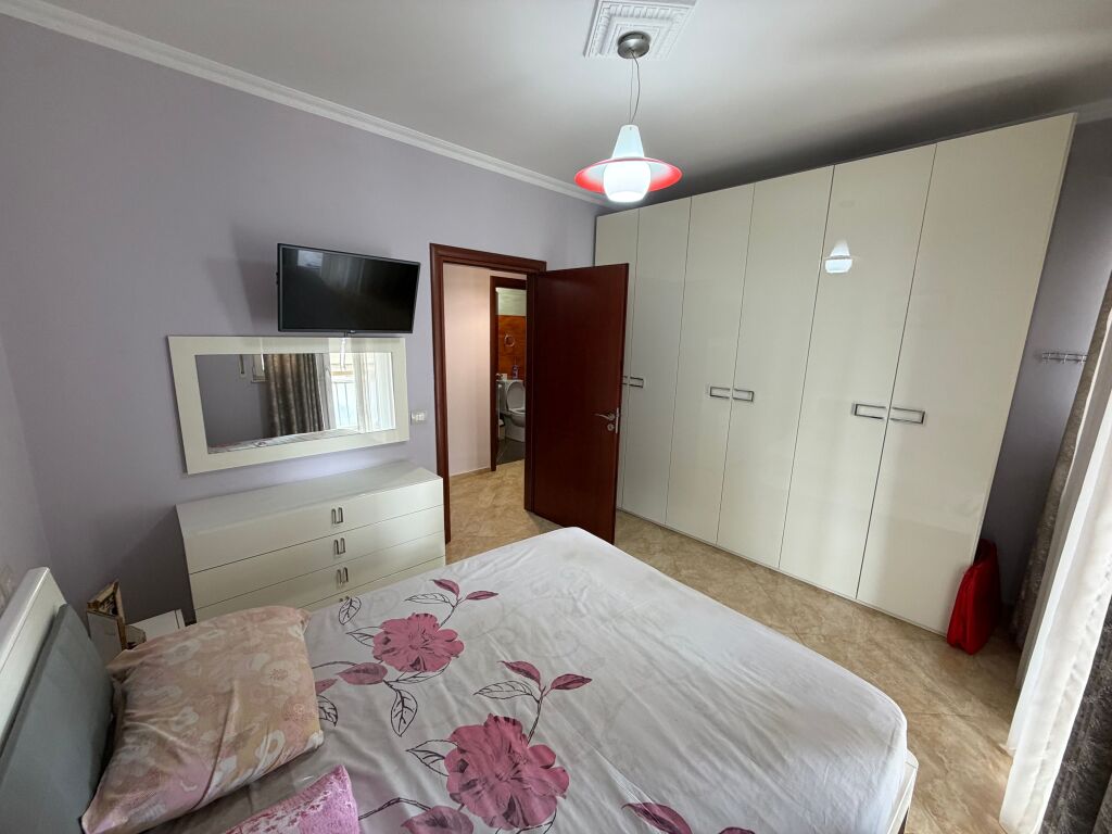 🏡 Jepet me qera apartament 2+1 me parkim  📍 Vendndodhja: Alidemi, pranë BKT 🏢 Kati: 5 (pallat me ashensor) 🚗 Përfshin vend parkimi  💶 Çmimi: 700€ / muaj  📞 Për më shumë informacion ose vizitë, kontaktoni!