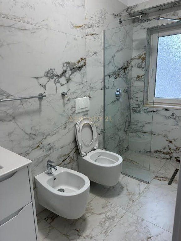 2+1 Per shitje prane Markates