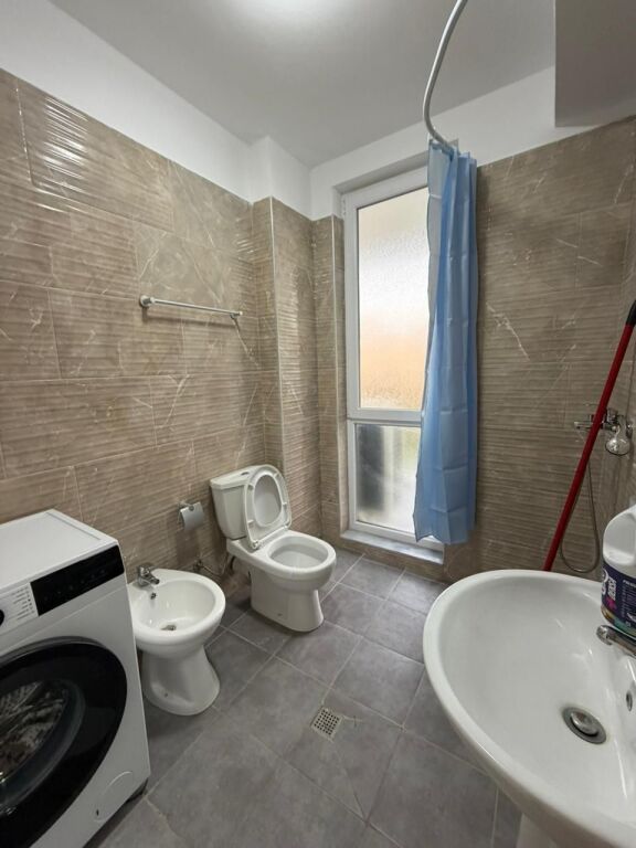 Appartamento 2+1 in affitto – Zona 5 Maji  Appartamento 2+1 in affitto nella zona di 5 Maji.  • Situato in un edificio nuovo  • 2° piano (opzioni disponibili)  • Organizzazione regolare e spazi ampi  💰 Prezzo: 50.000 lek/mese  Per maggiori informazioni o visita, contattare in privato.