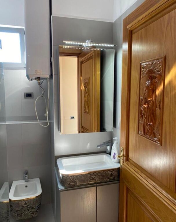 Jepet me qira 1+1 Rruga Myslym Shyri 600€