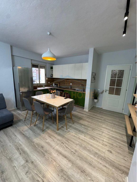 Shitet, Apartament 3+1+2, Stacioni Trenit, Tiranë