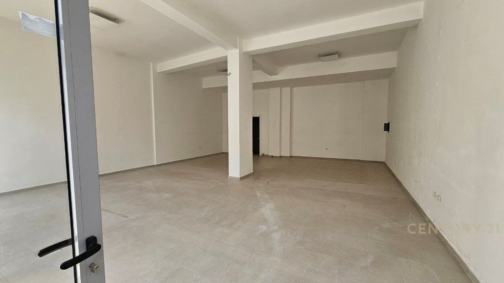 Jepet me qira ambient biznesi 95 m² – Komuna e Parisit, Tiranë!
