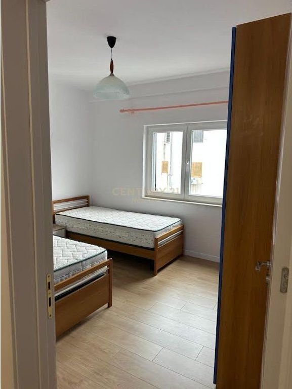 2+1 Per shitje prane Markates