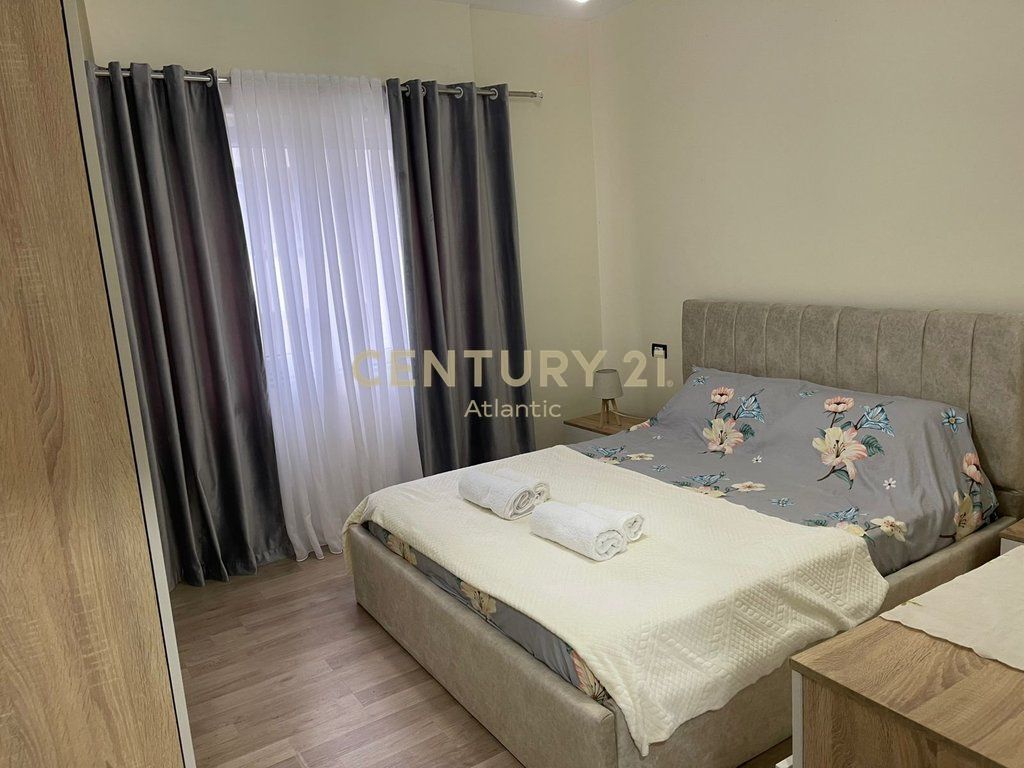 JEPET ME QIRA PARTAMENT 30 METRA NGA DETI PRAN ADRIATIK HOTEL , PLAZH DURRES .