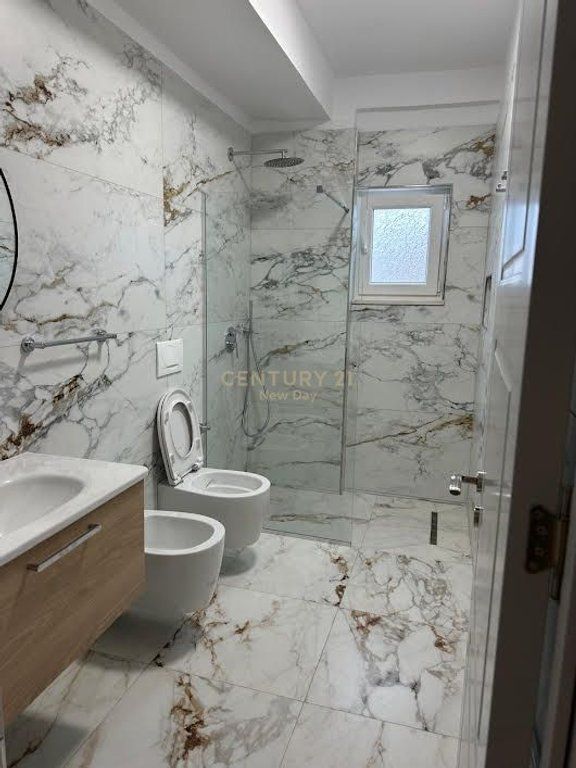 2+1 Per shitje prane Markates