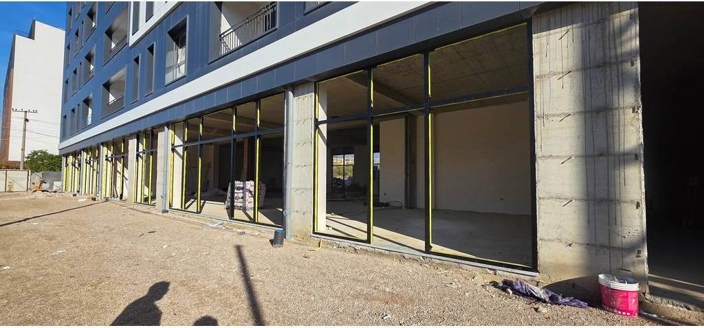 BULEVARDI I RI! NJËSI KOMERCIALE PËR QIRA, KATI ZERO, BUZE RRUGE!