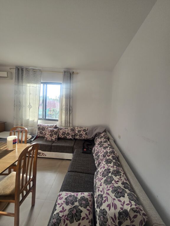 Jepet me Qera Kati 1 i viles 1+1+Parkim. Rr 3 Vellezrit Kondi