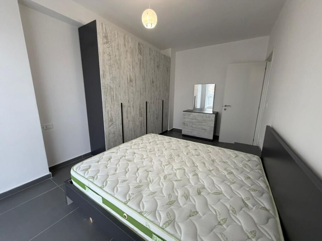 Appartamento 2+1 in affitto – Zona 5 Maji  Appartamento 2+1 in affitto nella zona di 5 Maji.  • Situato in un edificio nuovo  • 2° piano (opzioni disponibili)  • Organizzazione regolare e spazi ampi  💰 Prezzo: 50.000 lek/mese  Per maggiori informazioni o visita, contattare in privato.