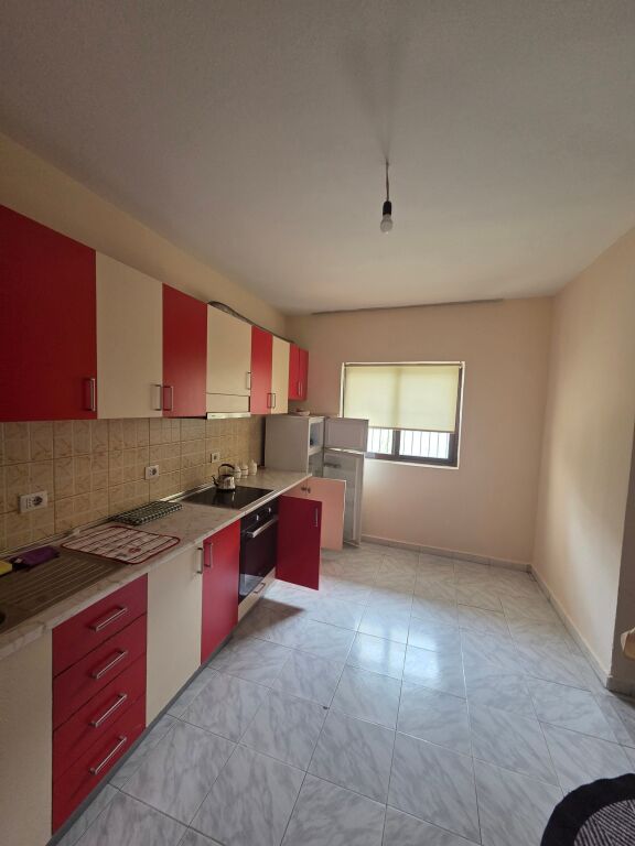 Jepet 3+1 me qira Komuna Parisit