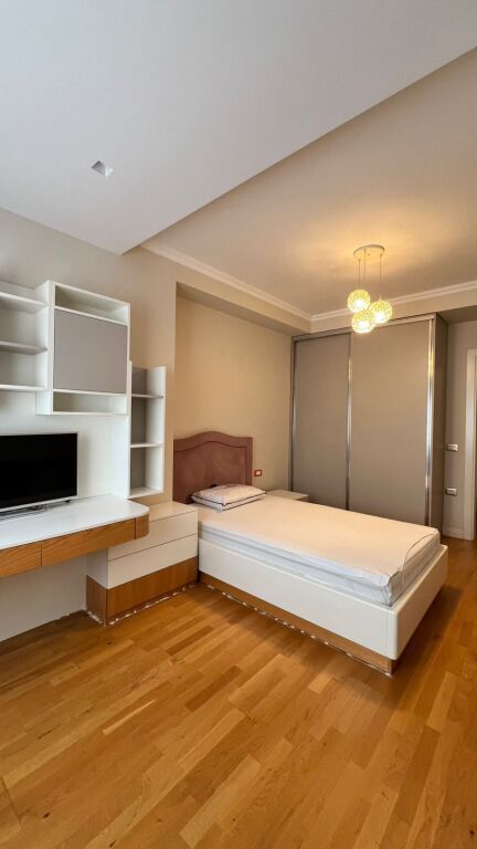 Jepet me qera 3+1+2 tek Komuna e Parisit