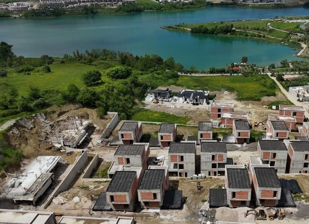 ▪️Shitet vilë inviduale 3-katëshe pranë Liqenit të Farkës tek Residenca Tërfili