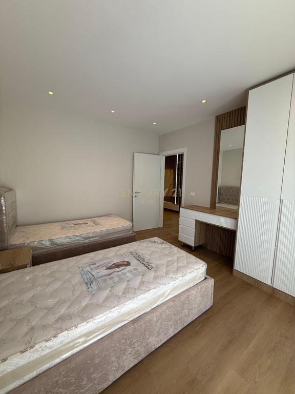 Apartament luksoz për shitje në Golem – vetëm 30 metra nga deti!