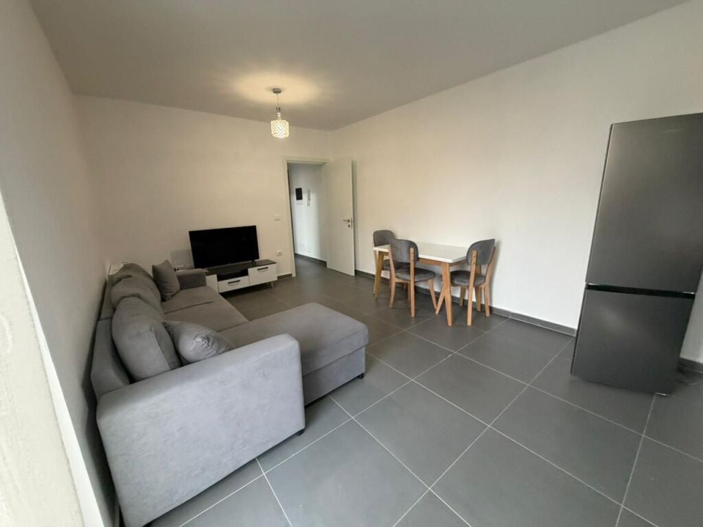 Appartamento 2+1 in affitto – Zona 5 Maji  Appartamento 2+1 in affitto nella zona di 5 Maji.  • Situato in un edificio nuovo  • 2° piano (opzioni disponibili)  • Organizzazione regolare e spazi ampi  💰 Prezzo: 50.000 lek/mese  Per maggiori informazioni o visita, contattare in privato.