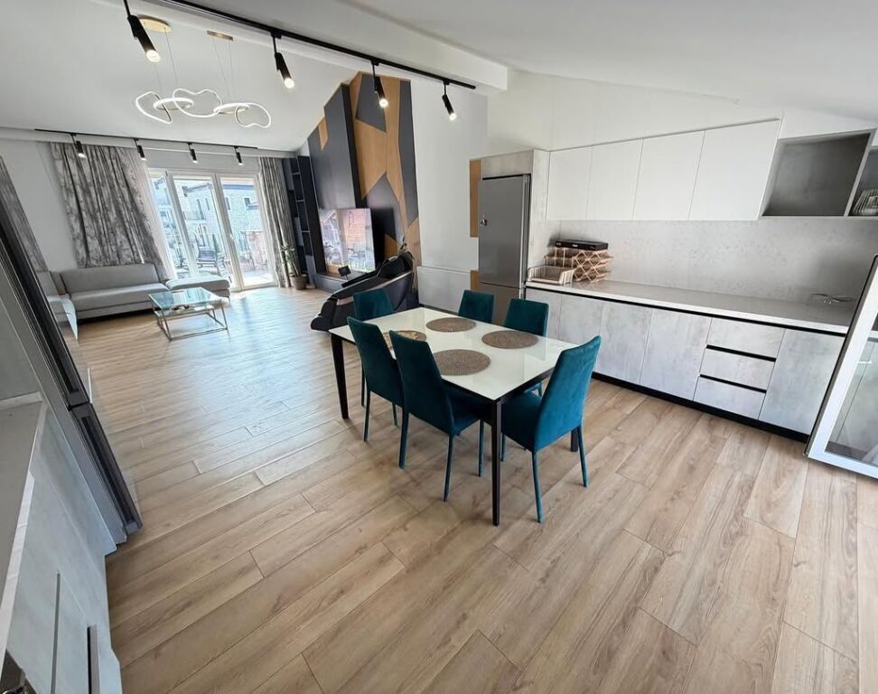 📌 Penthouse me Qira – Secret Garden, pranë TEG