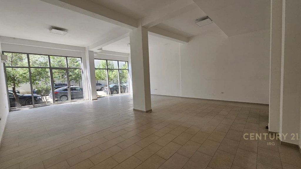 Jepet me qira ambient biznesi 95 m² – Komuna e Parisit, Tiranë!