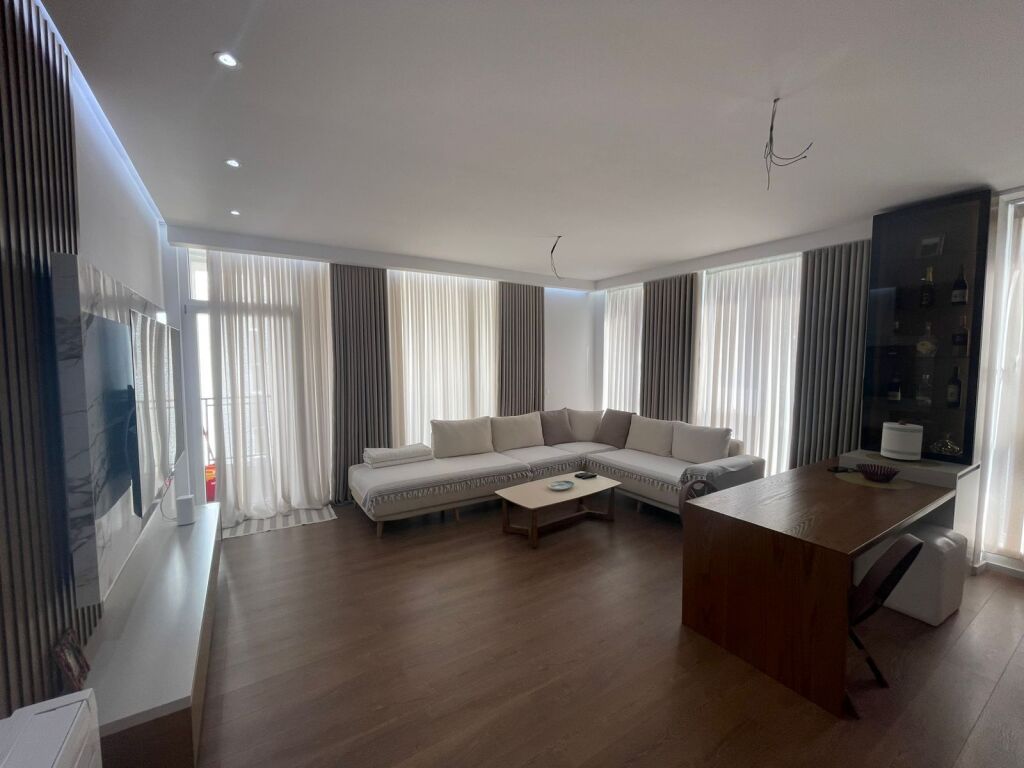 Vendesi appartamento 3+1+2 al Bulevardi i Ri