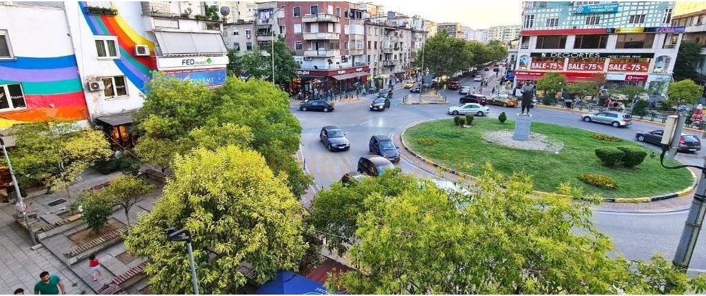 Shitet, Ambient Biznesi, Diamond Palace, Ish-Bllok