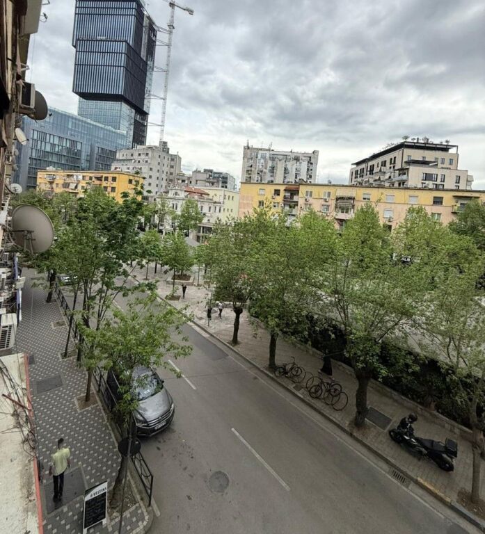 🏢 Apartament 3+1 për Qira – Qendër, pranë Kafe Flora