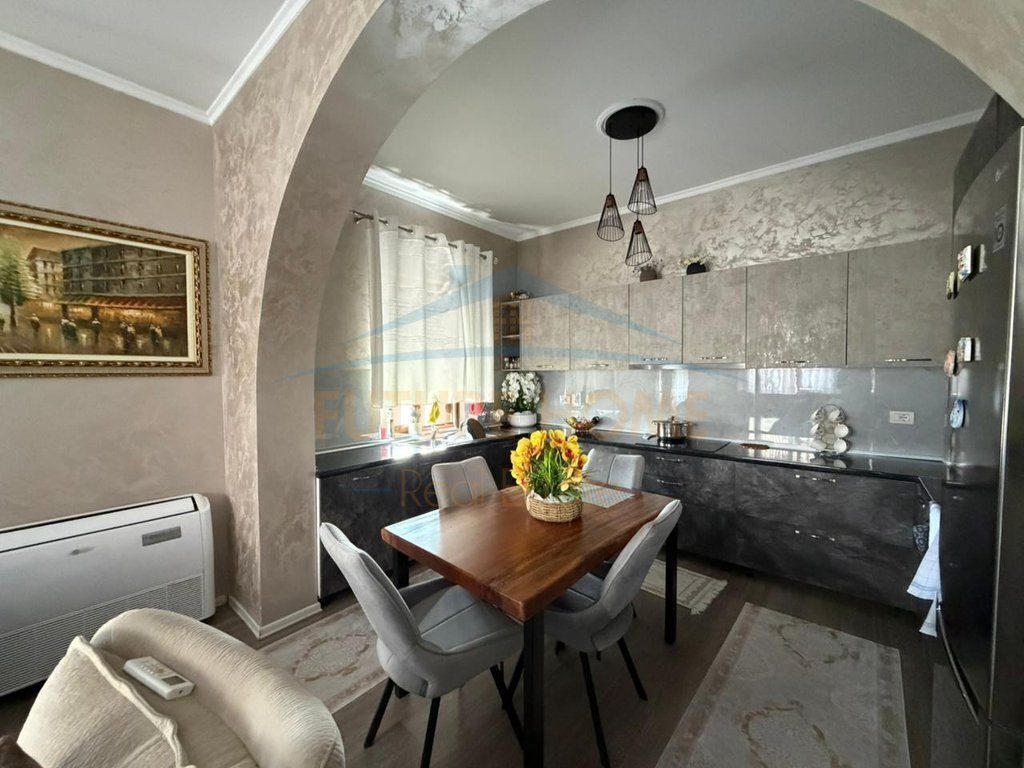 Shitet, Vilë 3-Katëshe në Prush, Kombinat, Tiranë