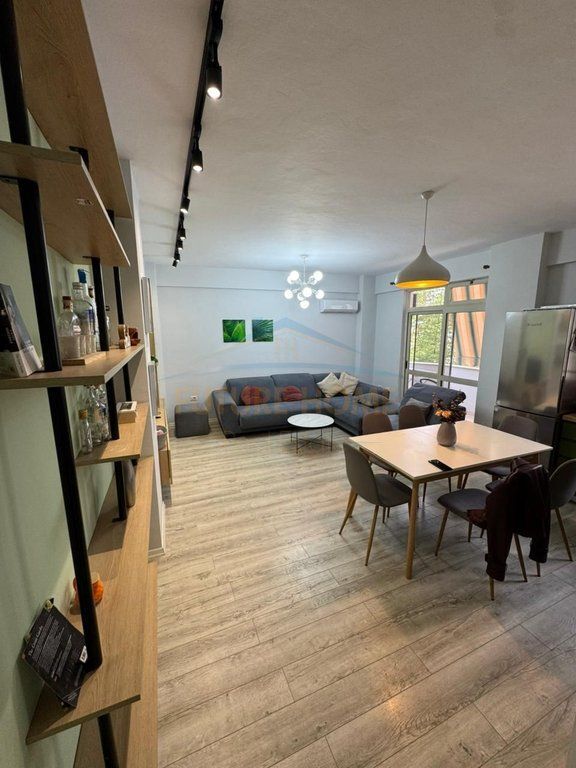 Shitet, Apartament 3+1+2, Stacioni Trenit, Tiranë
