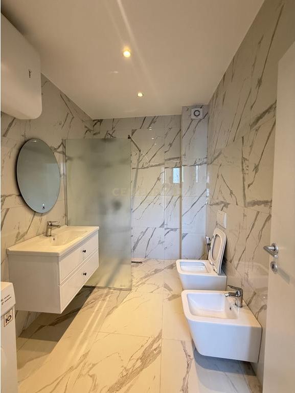 Apartament luksoz për shitje në Golem – vetëm 30 metra nga deti!