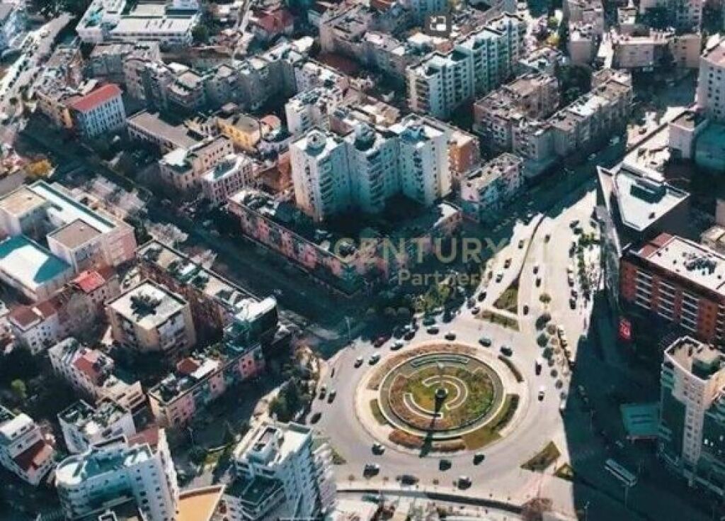 Shitet apartament 2+1+2