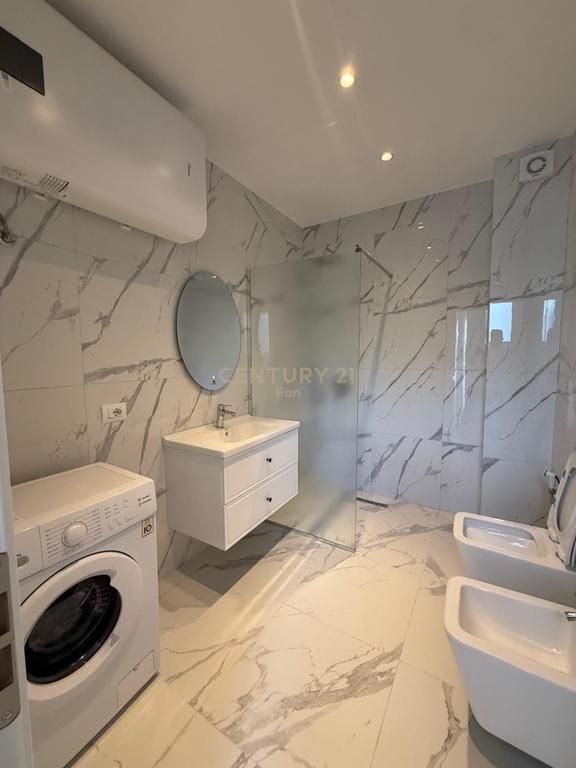 Apartament luksoz për shitje në Golem – vetëm 30 metra nga deti!