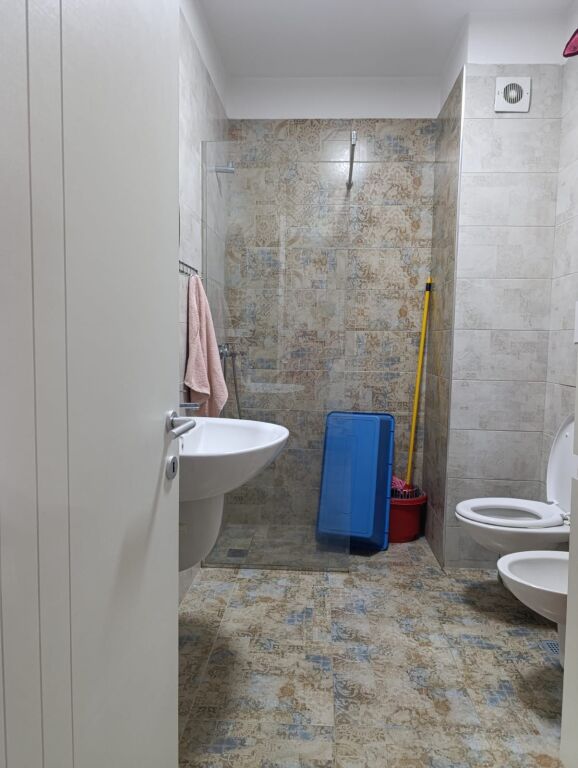 Goca 1+1 tek Tower Bridge tek Komisariati Nr 4 Rruga e Dibres