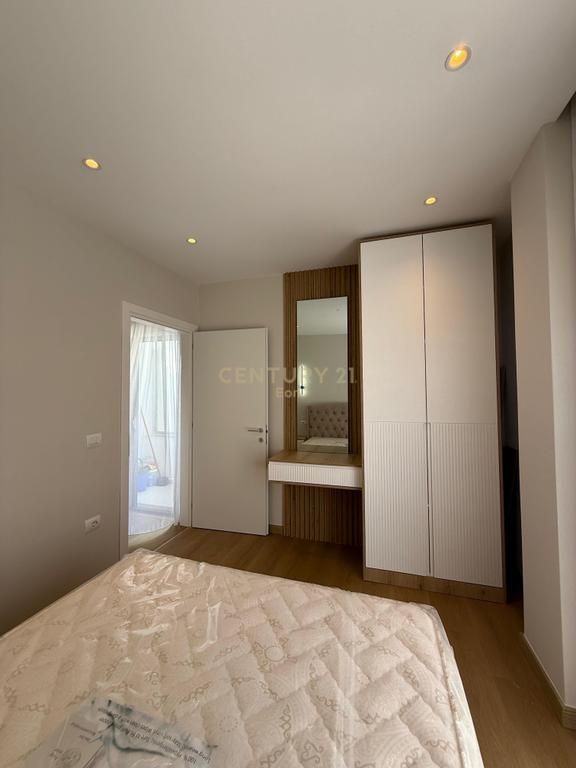 Apartament luksoz për shitje në Golem – vetëm 30 metra nga deti!