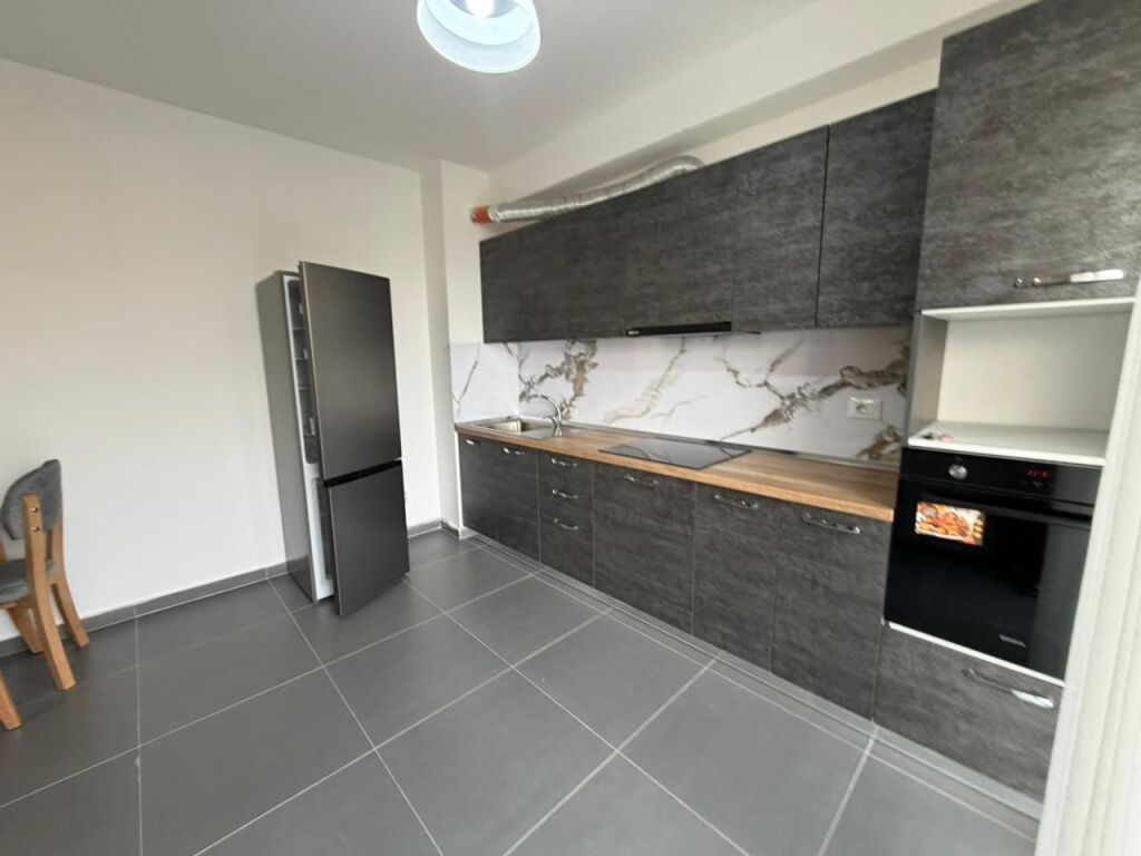 Appartamento 2+1 in affitto – Zona 5 Maji  Appartamento 2+1 in affitto nella zona di 5 Maji.  • Situato in un edificio nuovo  • 2° piano (opzioni disponibili)  • Organizzazione regolare e spazi ampi  💰 Prezzo: 50.000 lek/mese  Per maggiori informazioni o visita, contattare in privato.