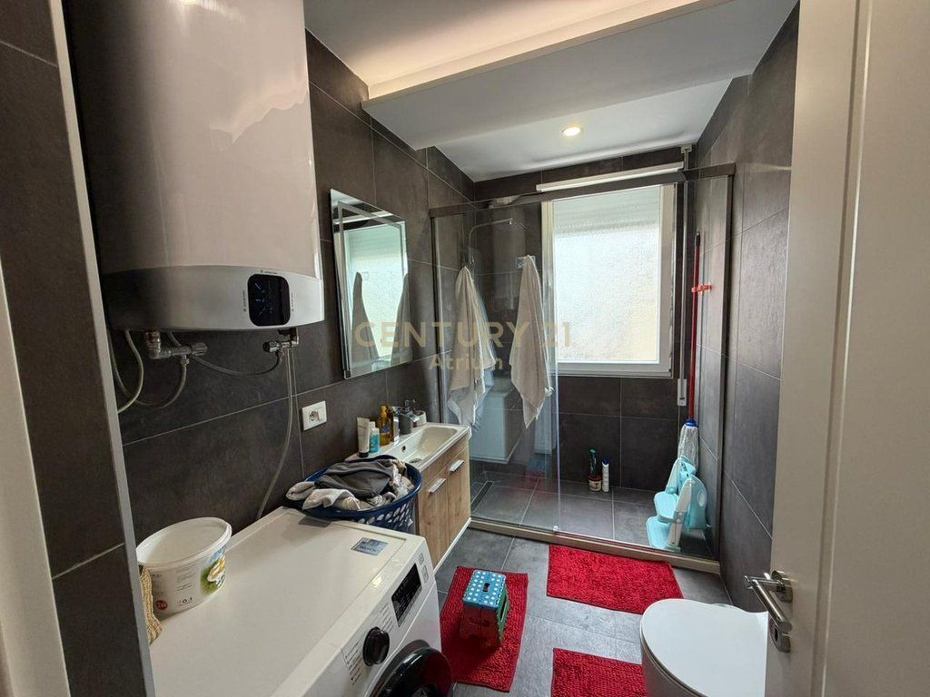 JEPET ME QIRA APARTAMENT 2+1+2+BALLKON TEK ISH TREGU ELEKTRIK !!