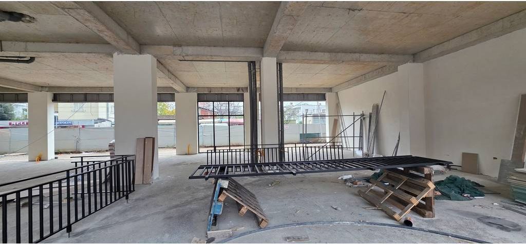 BULEVARDI I RI! NJËSI KOMERCIALE PËR QIRA, KATI ZERO, BUZE RRUGE!