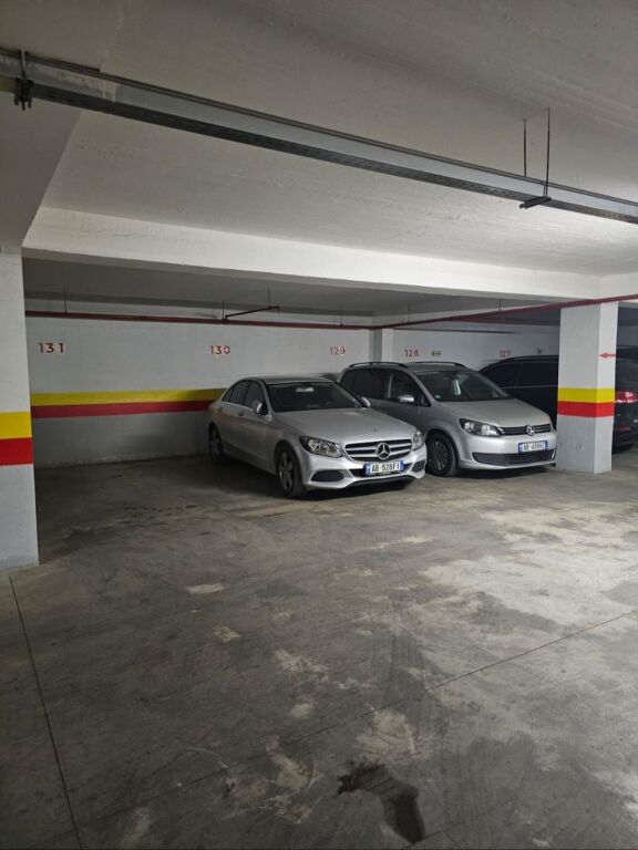 🚗 Shiten 2 Poste Parkimi – Rruga Jordan Misja (Përballë SPAK)
