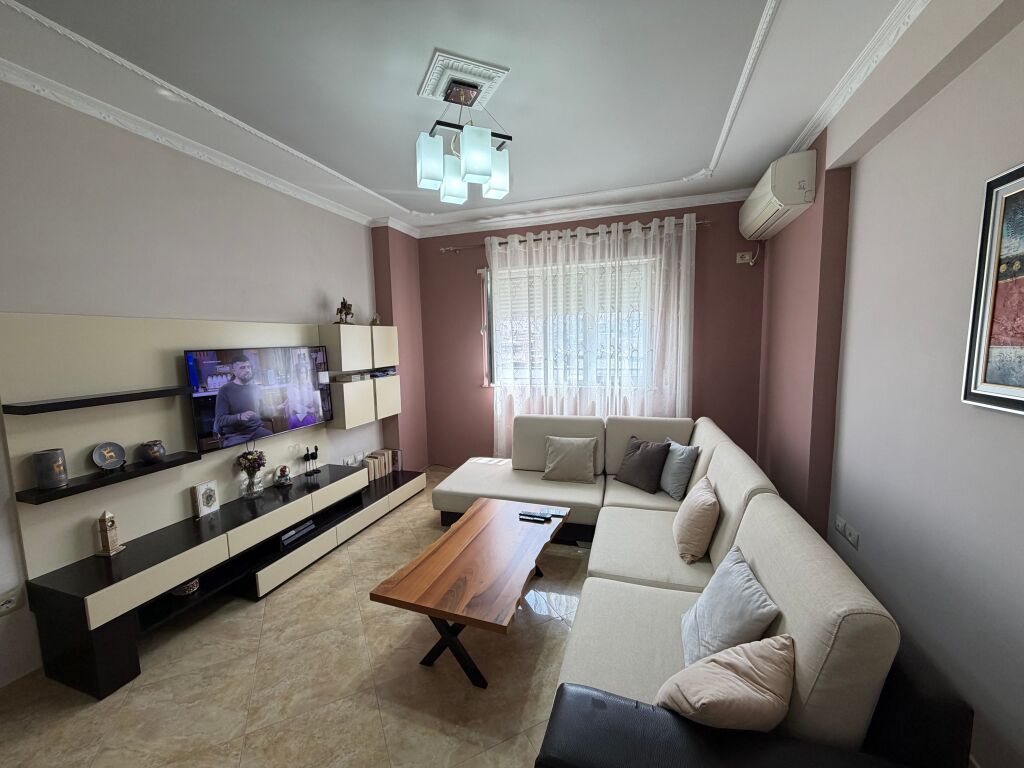 🏡 Jepet me qera apartament 2+1 me parkim  📍 Vendndodhja: Alidemi, pranë BKT 🏢 Kati: 5 (pallat me ashensor) 🚗 Përfshin vend parkimi  💶 Çmimi: 700€ / muaj  📞 Për më shumë informacion ose vizitë, kontaktoni!