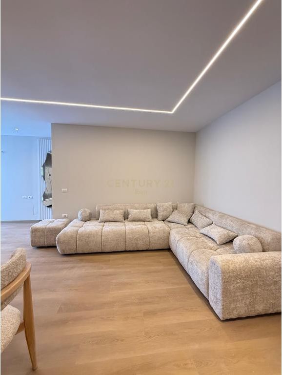 Apartament luksoz për shitje në Golem – vetëm 30 metra nga deti!