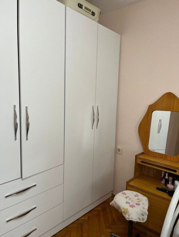 Kërkohet një vajzë për ndarje qeraje