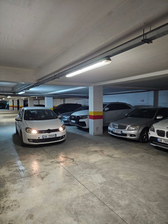 🚗 Shiten 2 Poste Parkimi – Rruga Jordan Misja (Përballë SPAK)
