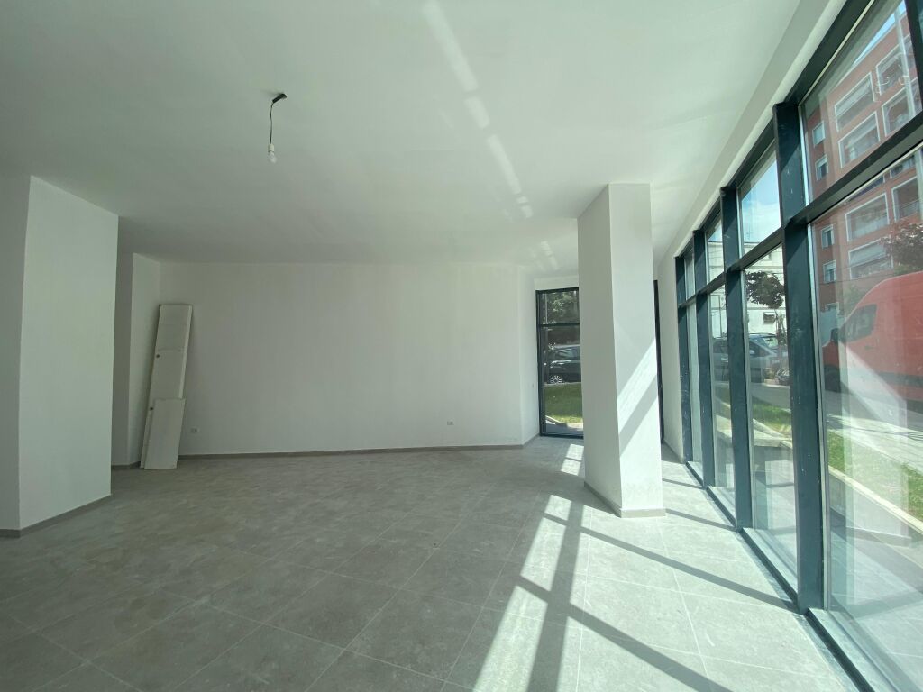 Jepet me qira dyqan ne katin perdhe tek Rruga e Elbasanit, shkolla Osman Myderizi pas Ambasades Amerikane