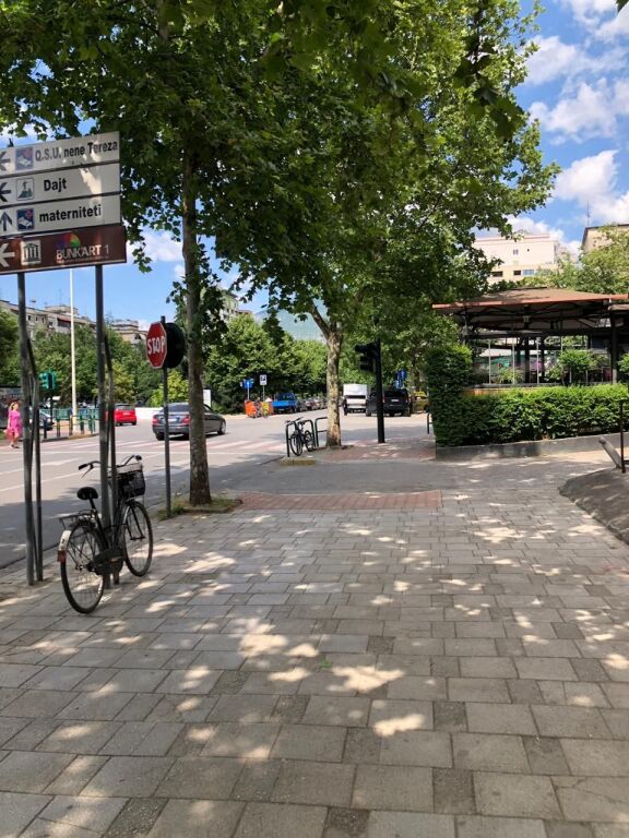 COMMERCIAL SPACE FOR RENT AT BRRYLI 100,000 LEKE