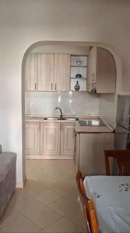 1+1,40.000 lek,Mbrapa Qendres Globe, Rruga Kavajes