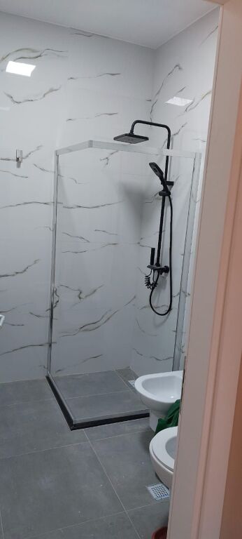 Apartament 1+1 per qira Rruga e Elbasanit, shkolla Osman Myderizi pas Ambasades Amerikane