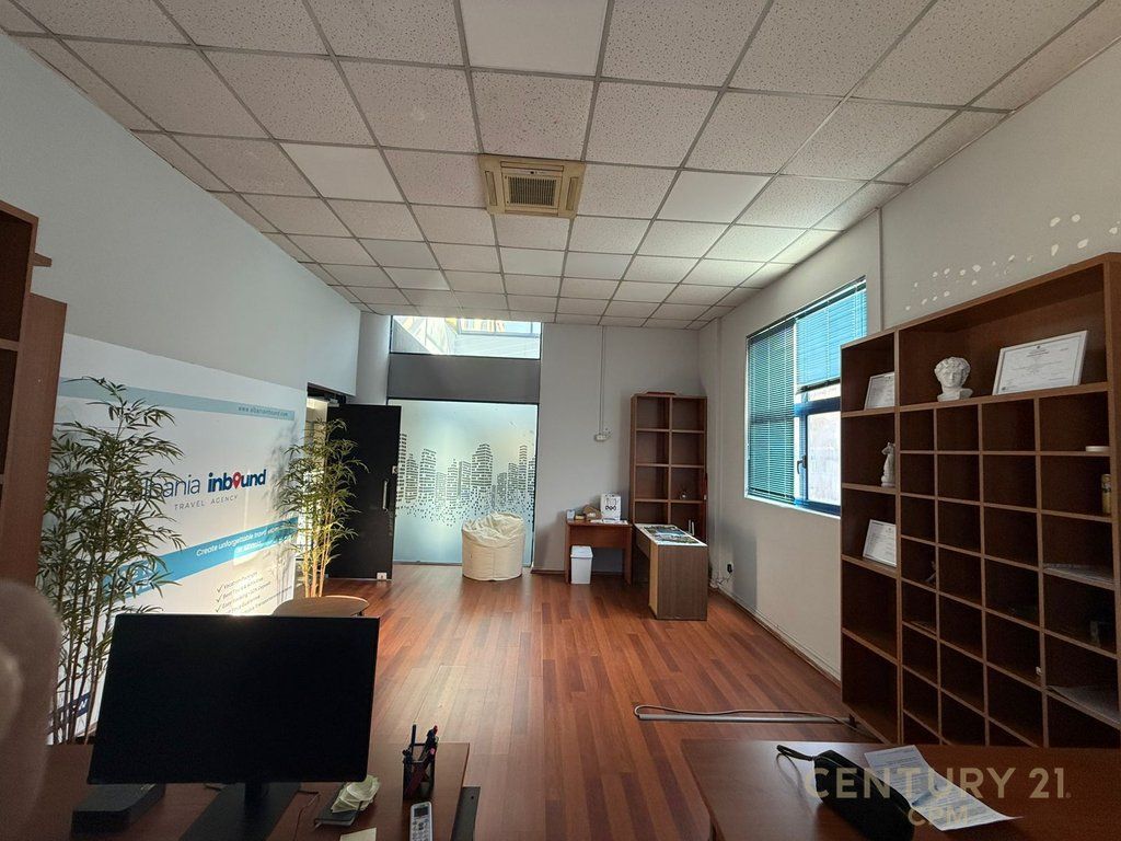 Zyrë Open Space per Qira tek Sheshi Willson, Tirana