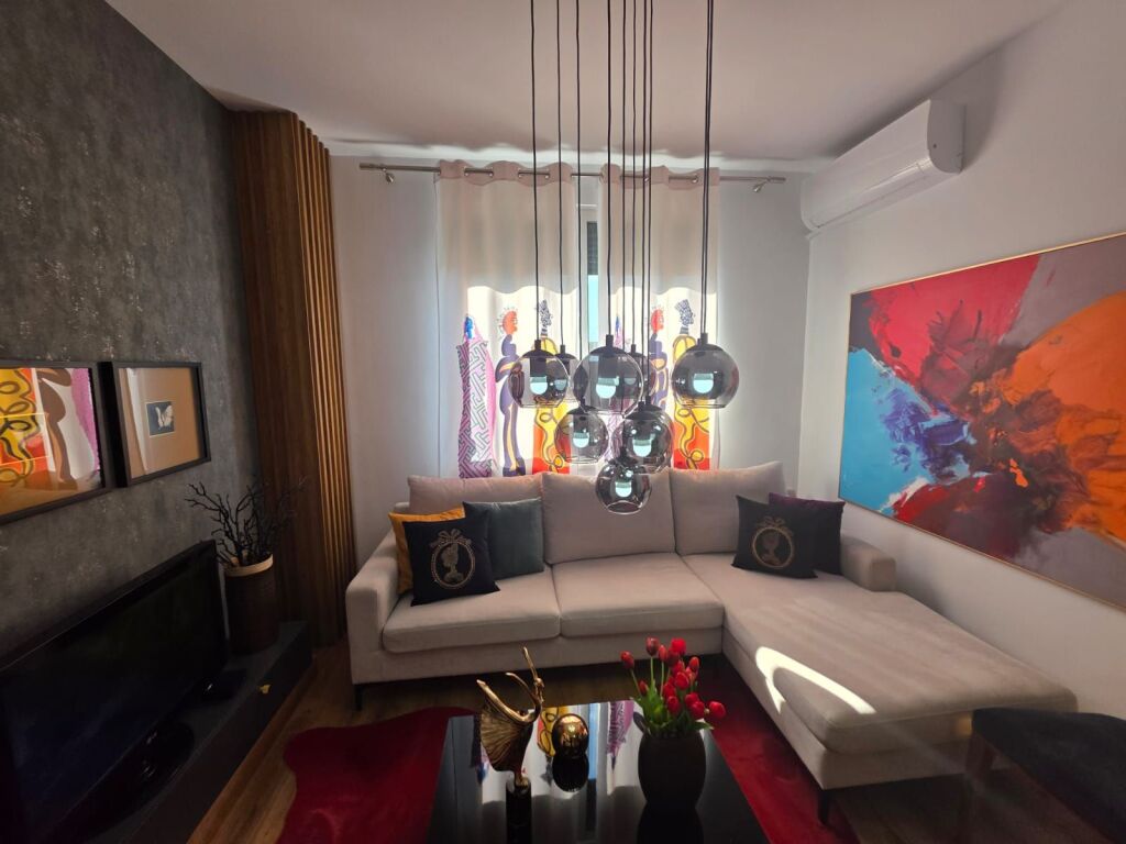 Shitet Apartament 1+1  Adresa : Mozaiku Tiranes  Kati 6  E mobiluar Siperfaqe 63 m2  Cmimi : 169,000 €