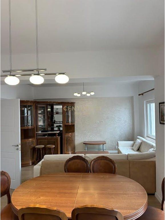 2+1 Per shitje prane Markates