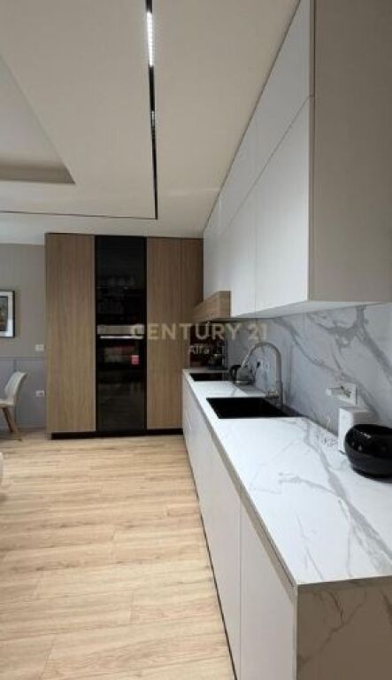 Shitet super apartament 1+1