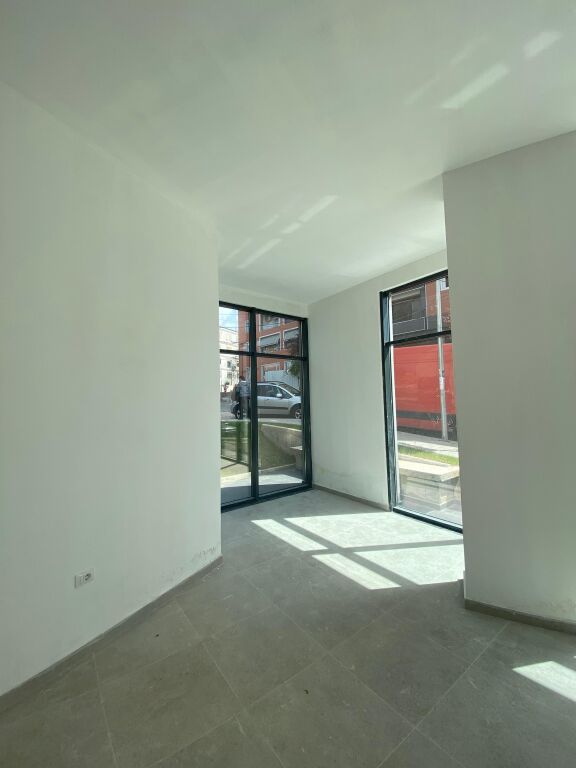 Jepet me qira dyqan ne katin perdhe tek Rruga e Elbasanit, shkolla Osman Myderizi pas Ambasades Amerikane